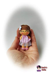  Muñeca de fieltro Minicuqui doll en tonos rosas