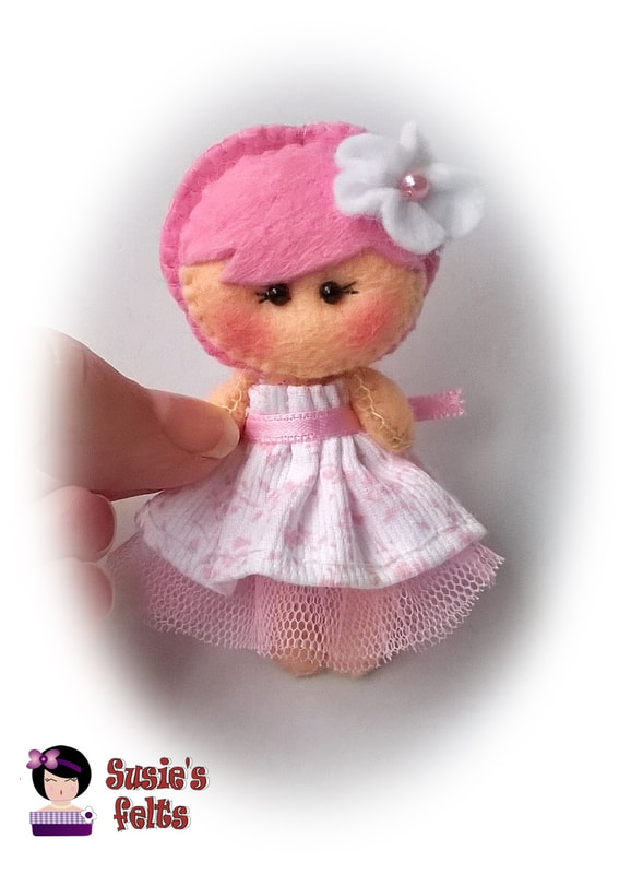 Muñeca de fieltro Minicuqui en tonos rosas