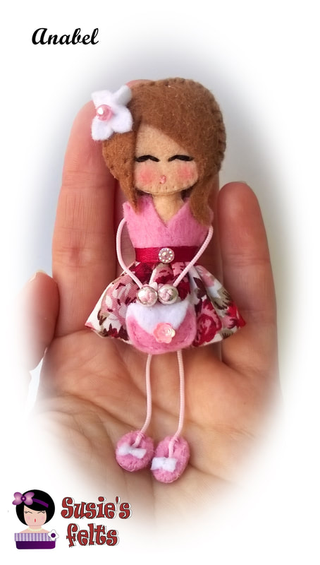 Muñeca de fieltro Susie, Anabel, en tonos rosas