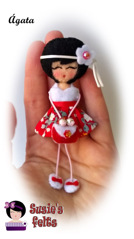 Muñeca de fieltro Susie, Ágata, en tonos rojos
