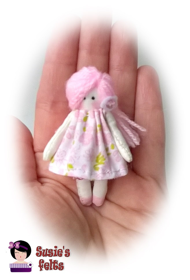 Muñeca de tela minidoll 11, en tonos rosas