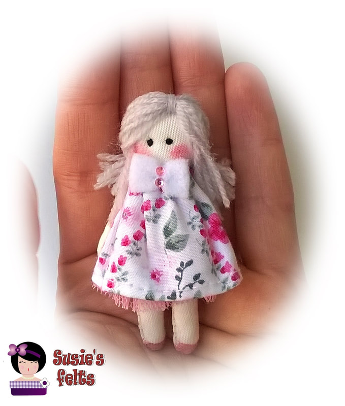 Muñeca de tela minidoll 15, en tonos rosas