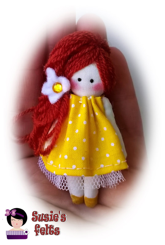 Muñeca de tela minidoll 18, en tonos amarillos