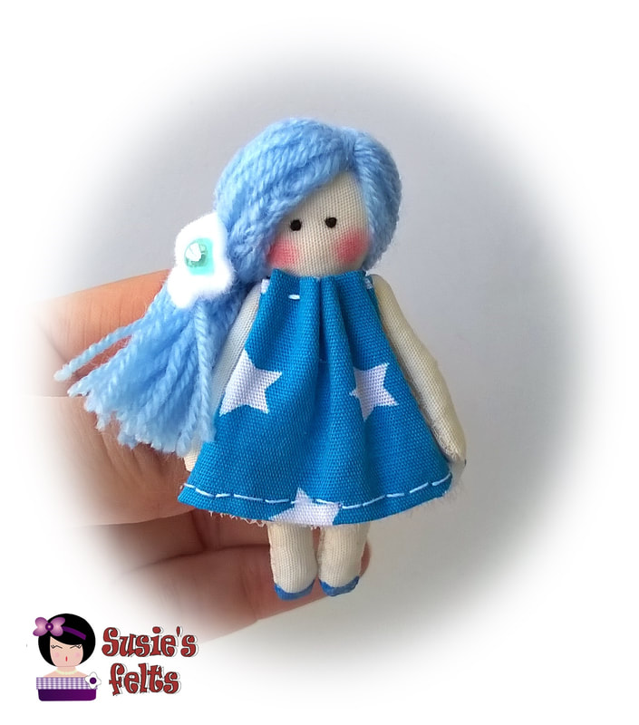 Muñeca de tela minidoll 20, en tonos azules